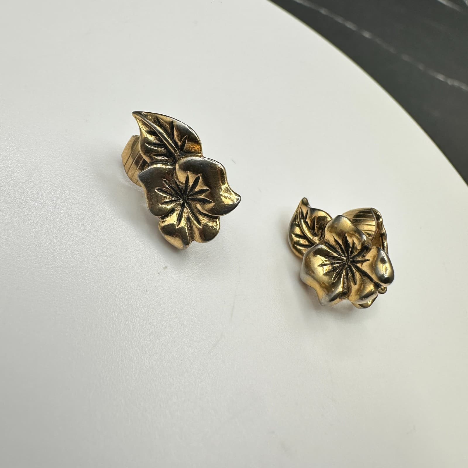 Vintage Avon Signed Gold Tone Floral Flower Leaf Clip On Earrings