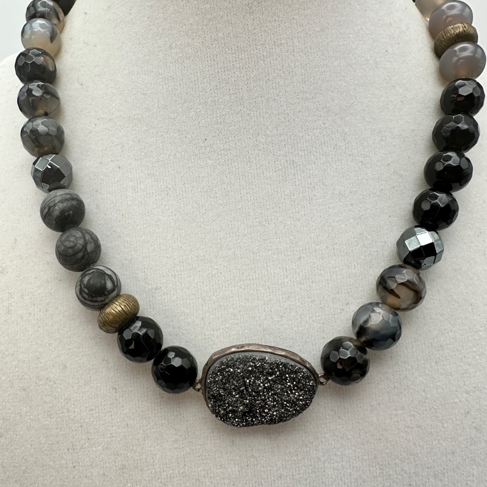 Vintage 80s Natural Stone Druzy Agate Beaded Necklace Faceted Gray Black Jewelry