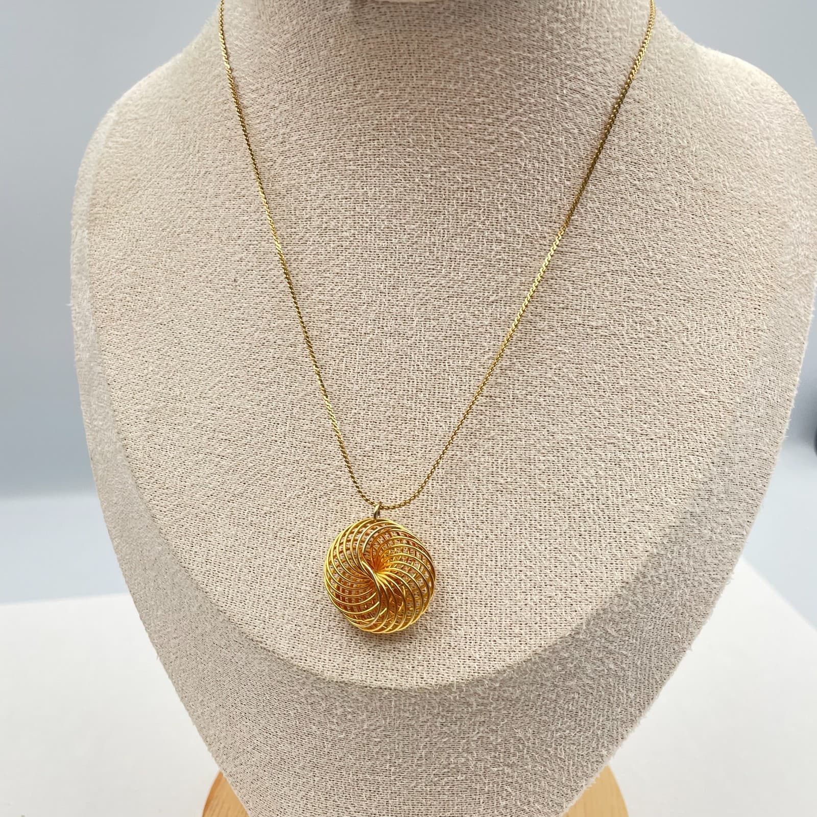 Vintage 80s Gold Tone Swirl Wire Spiral Pendant Necklace Minimalist Jewelry
