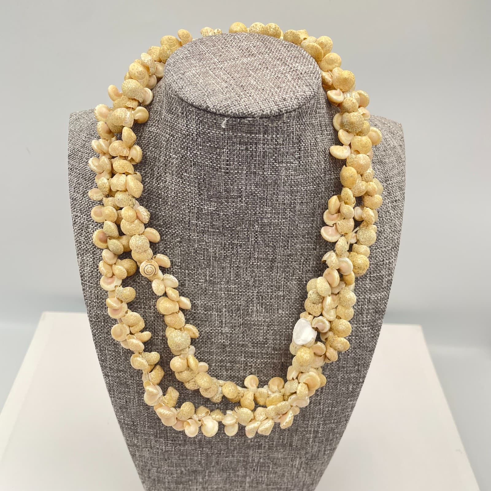 Vintage 80s Cream Shell Lei Strand Necklace Boho Classic Fashion Women's Jewelry