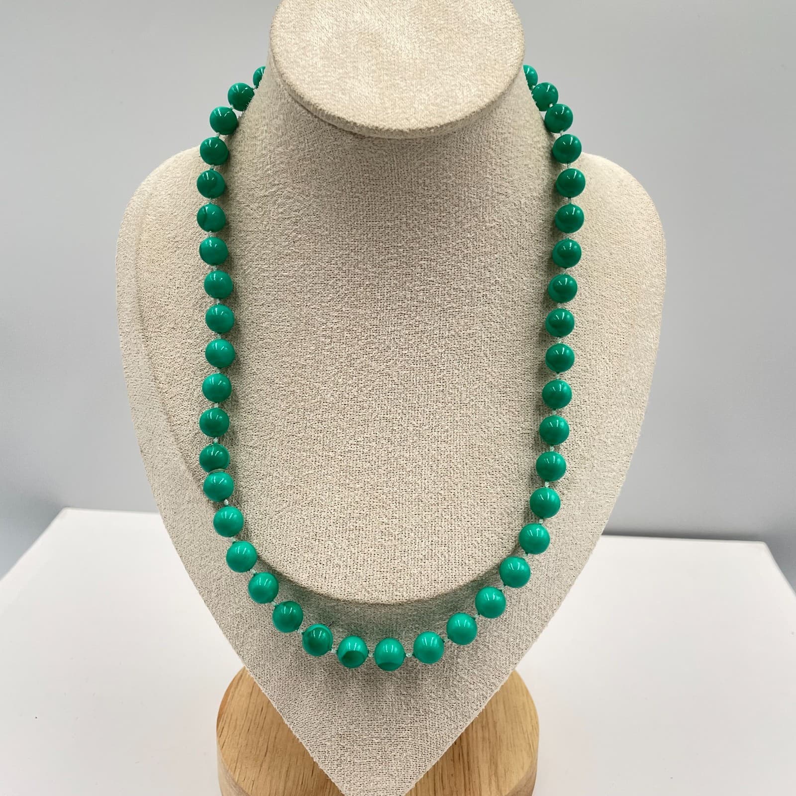 Vintage 1950s Graduated Green Classic Hand-Knotted Beaded Push Lock Necklace