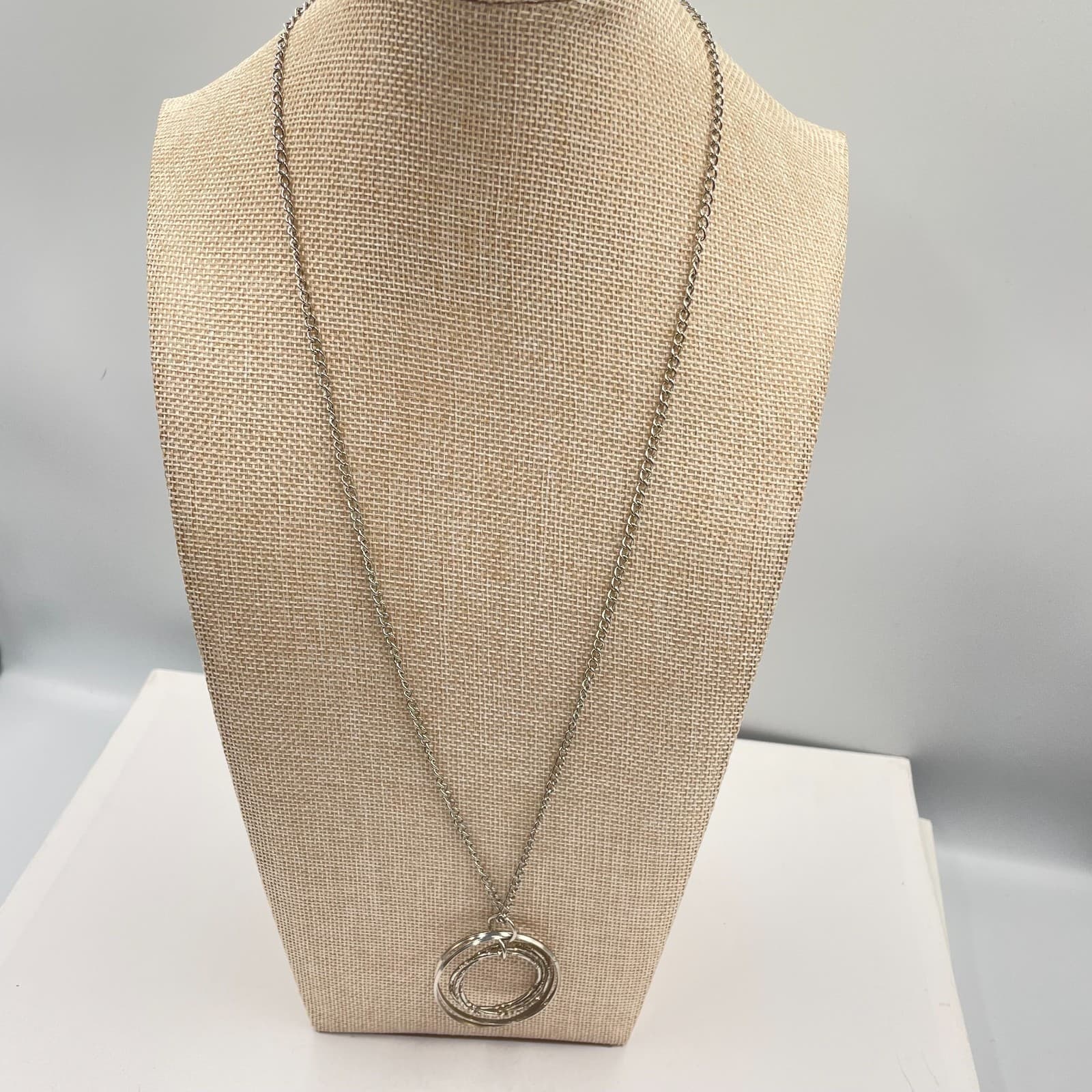 VTG Silver Tone Interlocking Circles Pendant Necklace Multi Ring Infinity Design