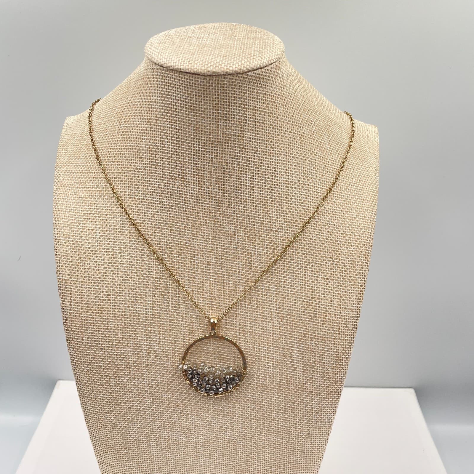 VIntage Boho Hammered Gold Circle Pendant Necklace Gray Beaded Wire Wrapped 18”