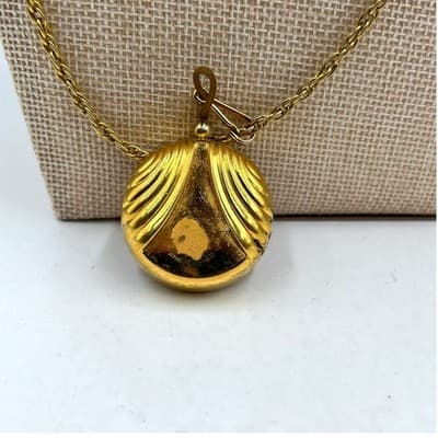 Vintage Avon Gold Tone Long Rope Chain Scalloped Locket Pendant Necklace 24"