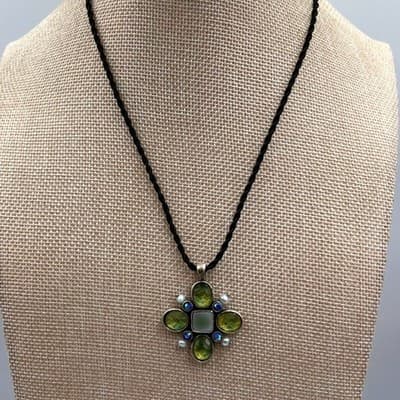 VTG Silver Tone Green Art Glass & Mother of Pearl Cross Pendant Cord Necklace