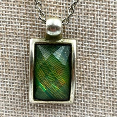 Vintage Silver Tone Emerald Green Faceted Glass Rectangle Pendant Chain Necklace