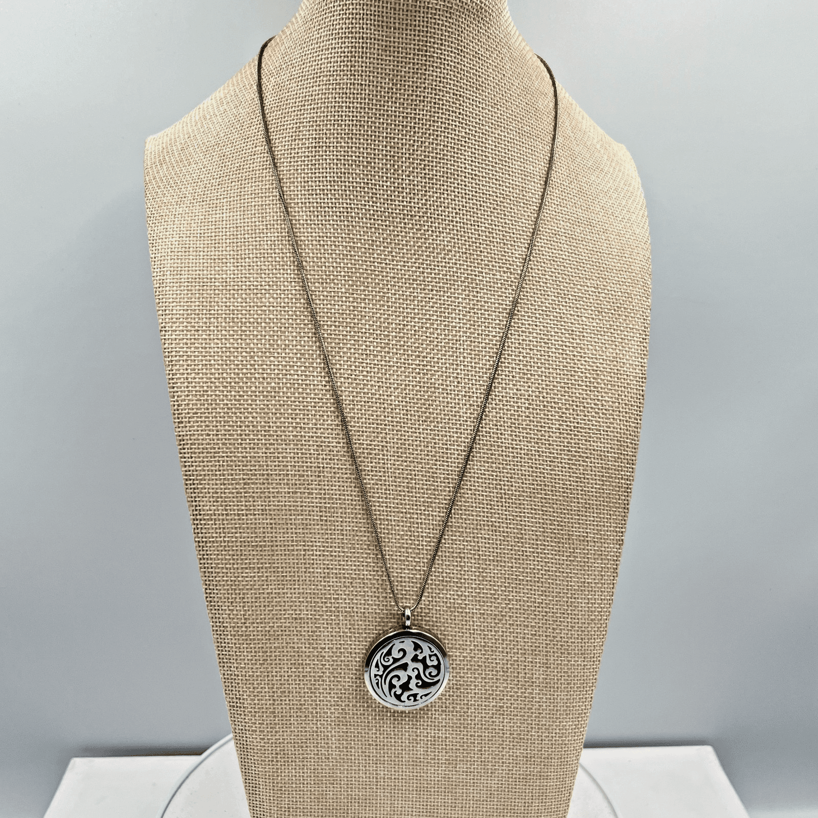 VTG Silver Tone Filigree Essential Oil Diffuser Locket Necklace, Purple Pad, 24"