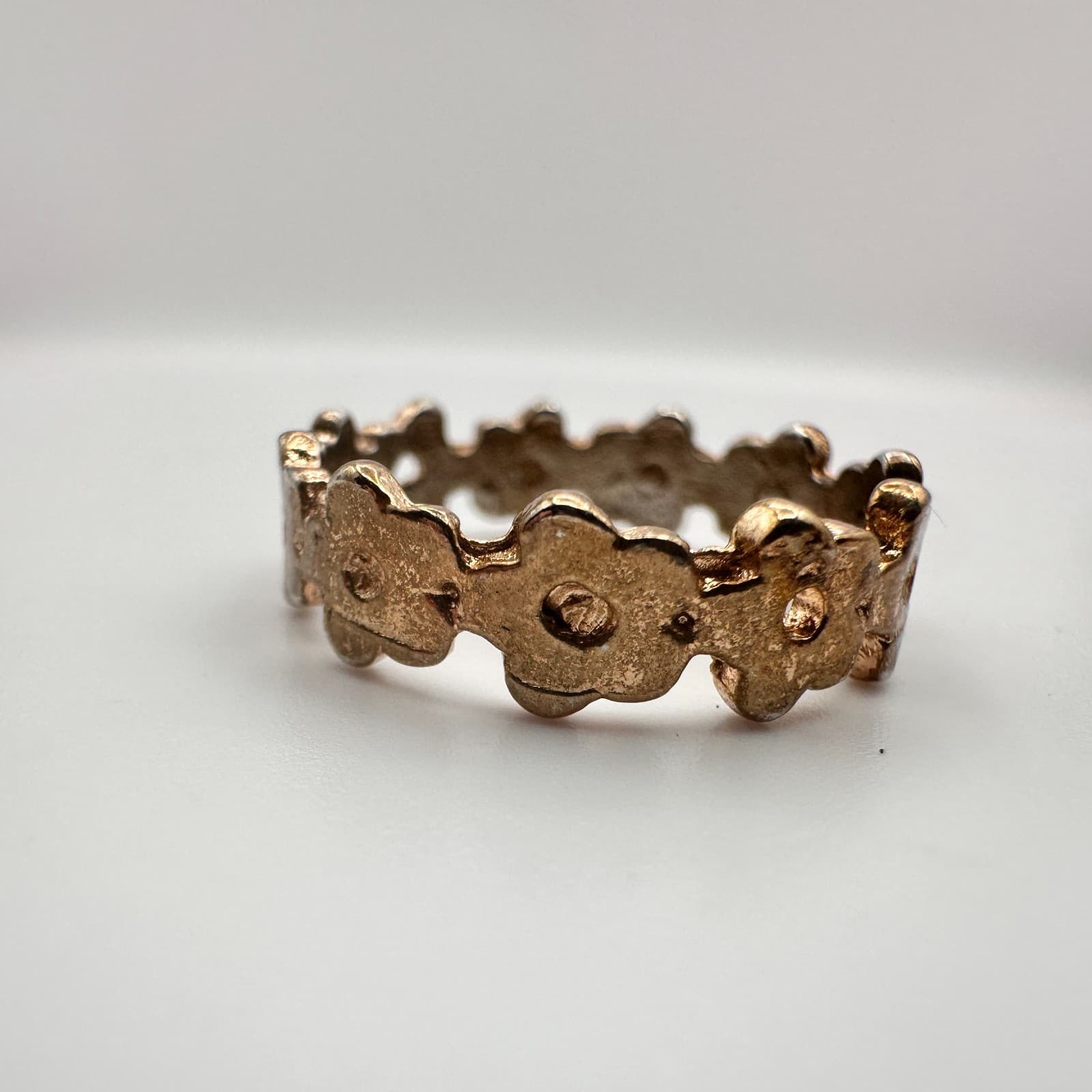 Vintage 80s Gold Tone Daisy Flower Band Ring Continuous Floral Pattern Jewelry