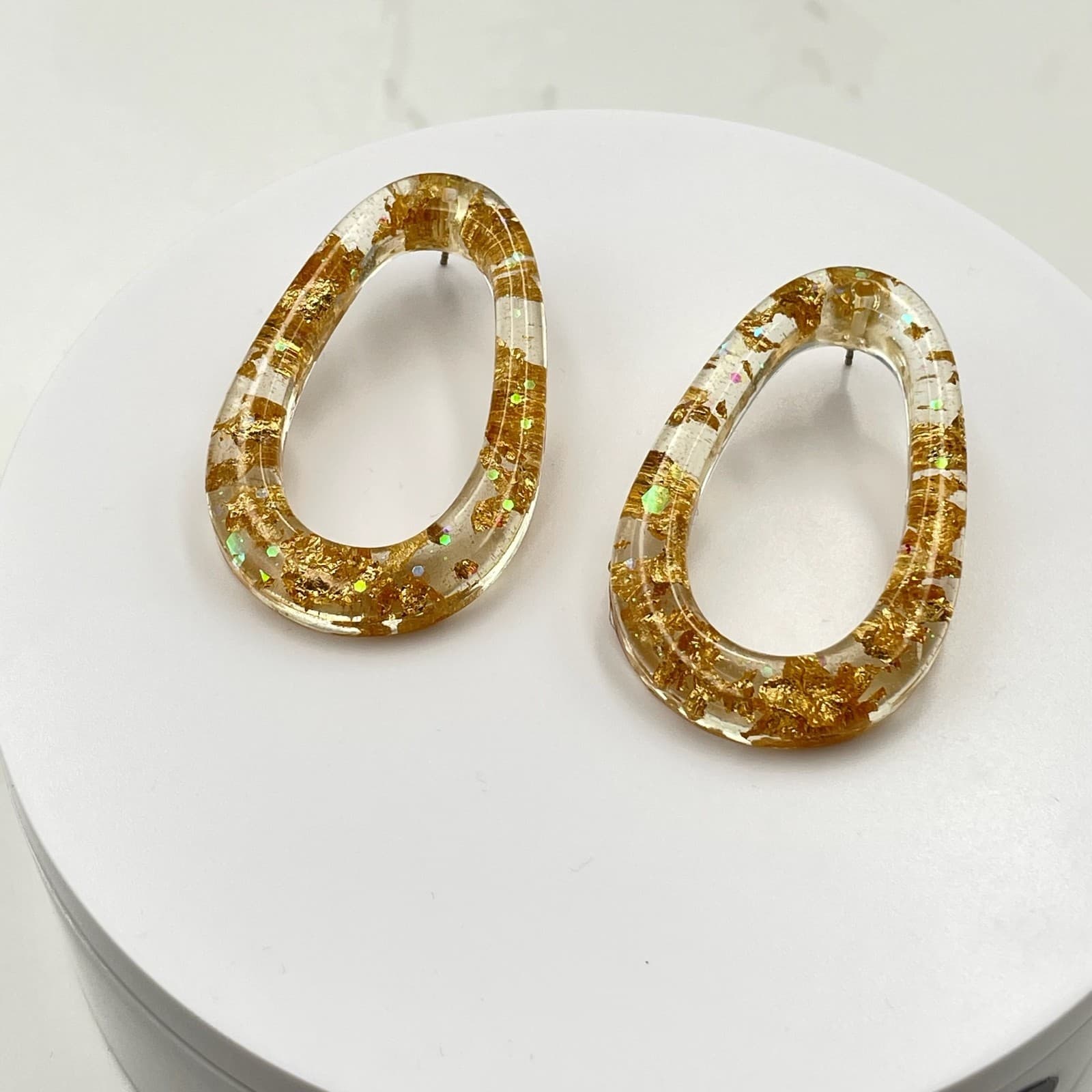 Vintage VTG Clear Resin Gold Flake Oval Hoop Stud Earrings Boho Fashion Jewelry