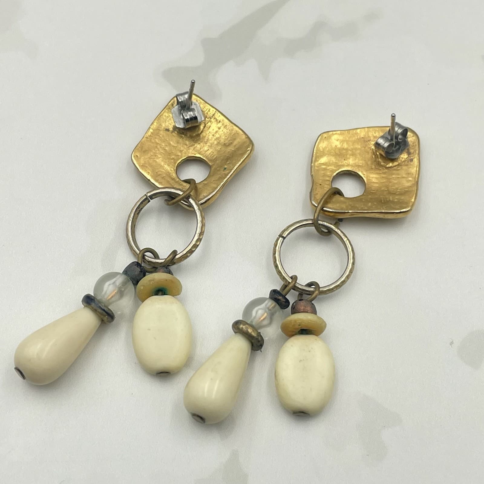 Vintage VTG Gold Tone Dangle Earrings Textured Abstract White Bead Boho Fashion