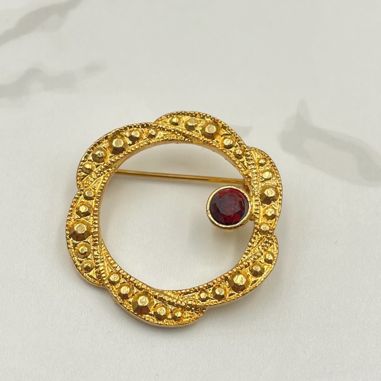 Vintage VTG Gold-Tone Brooch Pin Red Garnet Style Stone Scalloped Filigree