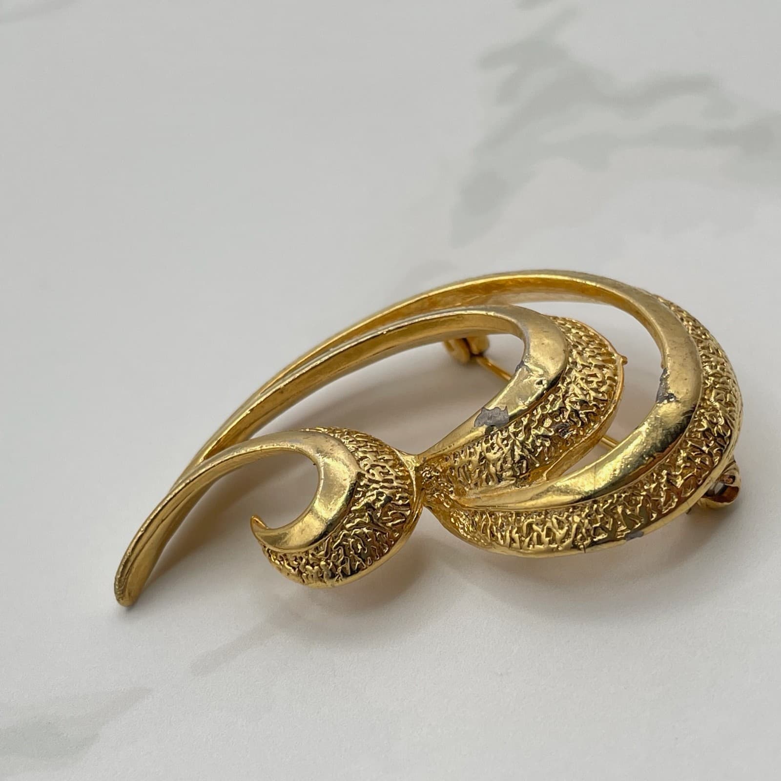 Vintage Gold Tone Abstract Swirl Brooch Pin Textured Modernist Estate Jewelry