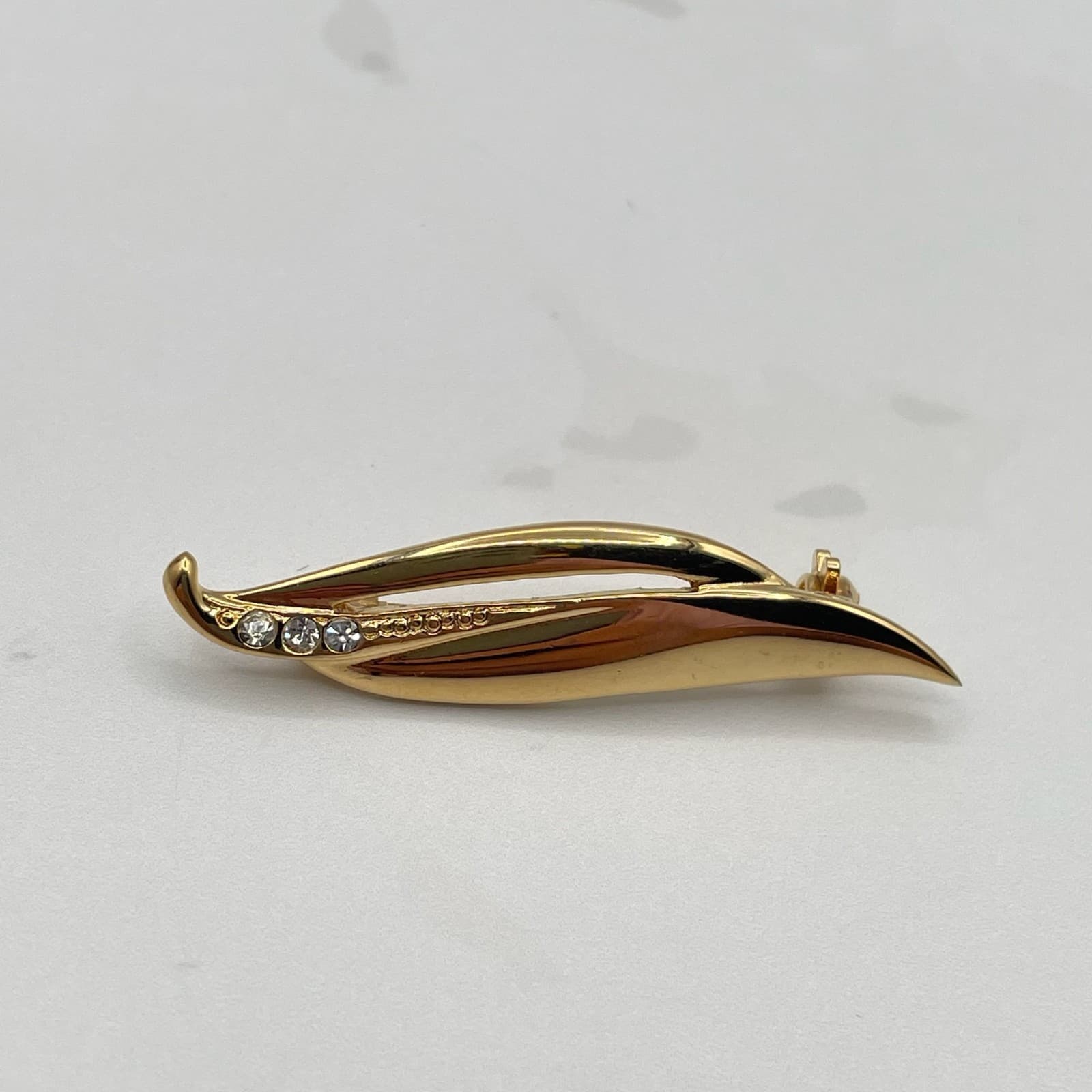 Vintage Gold Tone Leaf Brooch Clear Crystal Rhinestone Pin Modernist Style 1.5in