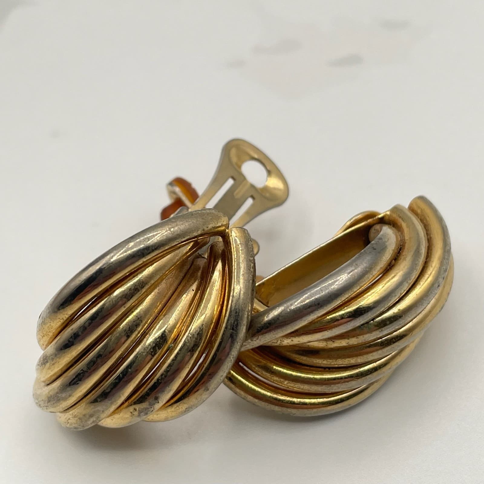 Vintage Gold-Tone Ribbed Clip On Earrings Dramatic Intertwined Design For Womens