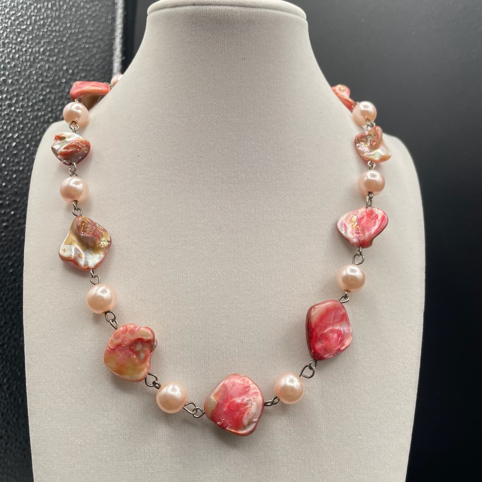 Vintage White Pink Dyed Plastic Mother-of-Pearl Lobster Beaded Necklace - 9"