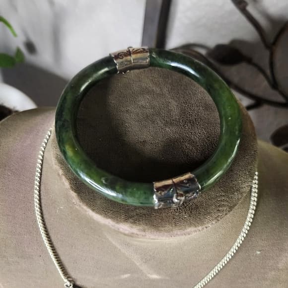 Gorgeous Green Jade And Sterling Silver Hinged Bangle Bracelet With Latch