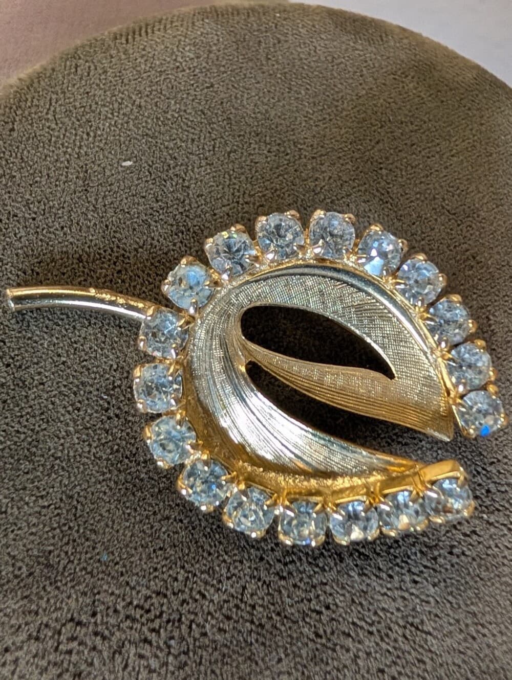 Vintage Gold Tone Leaf Crystal Brooch - Floral with Clear Rhinestones Formal
