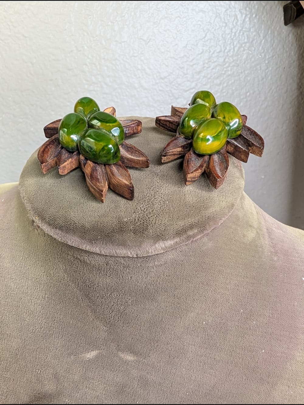 Vintage Carved Wood Floral Leaf And Green Swirl Bakelite Shoe Clips Rare