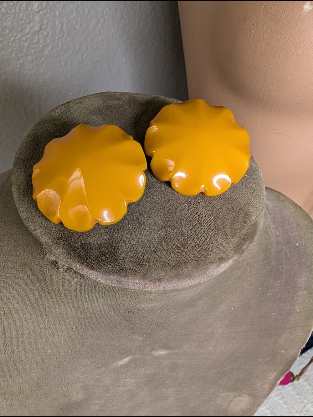 Bakelite Scalloped Edge Round Clip-On Earrings — Butterscotch Yellow