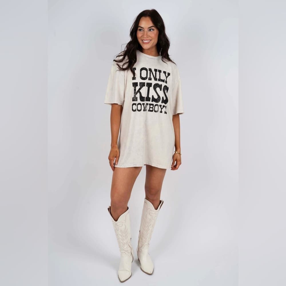 I Only Kiss Cowboys Tee 🤠 (Off White)