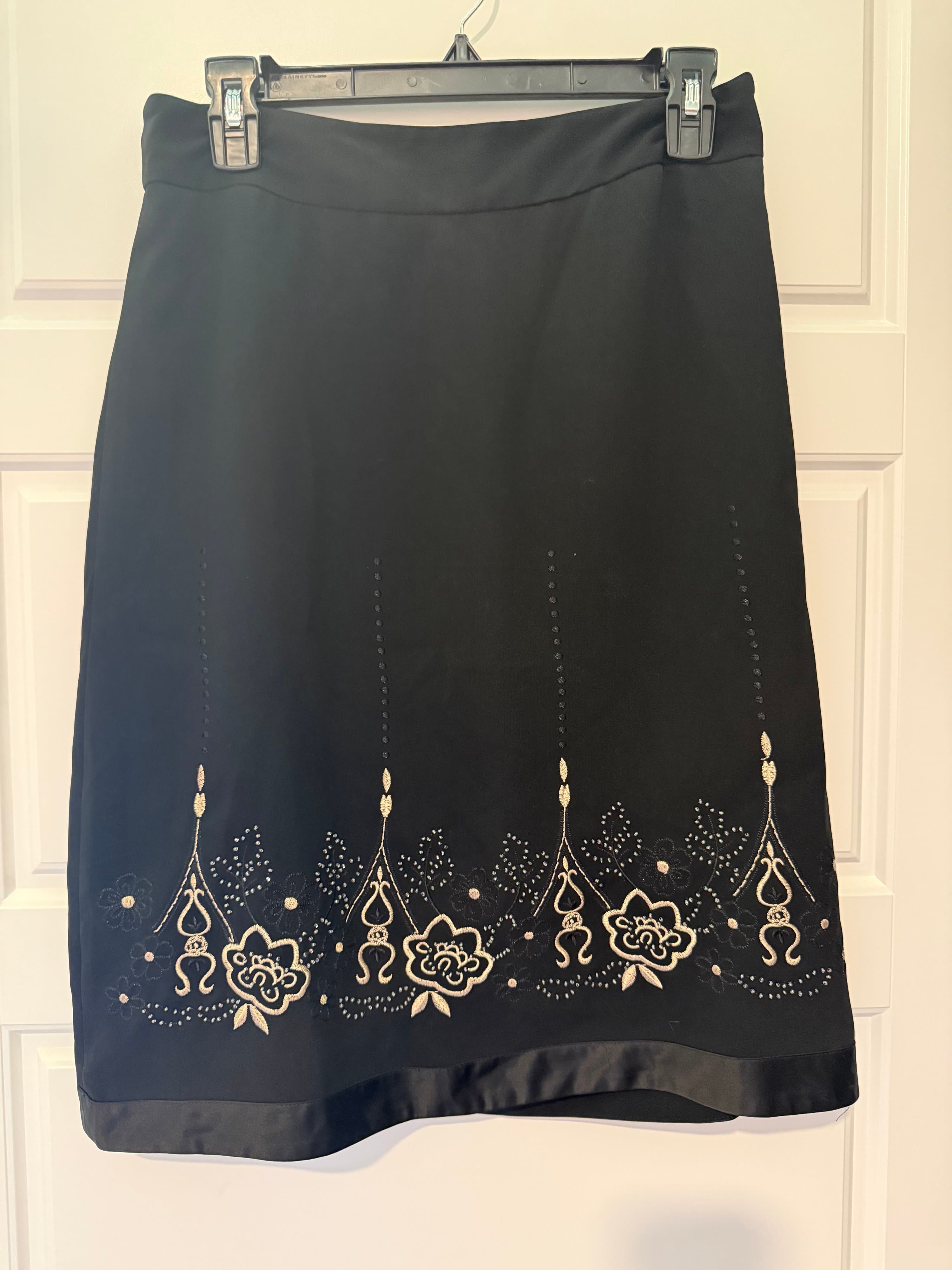 Ann Taylor LOFT Black Embroidered Skirt Size 4