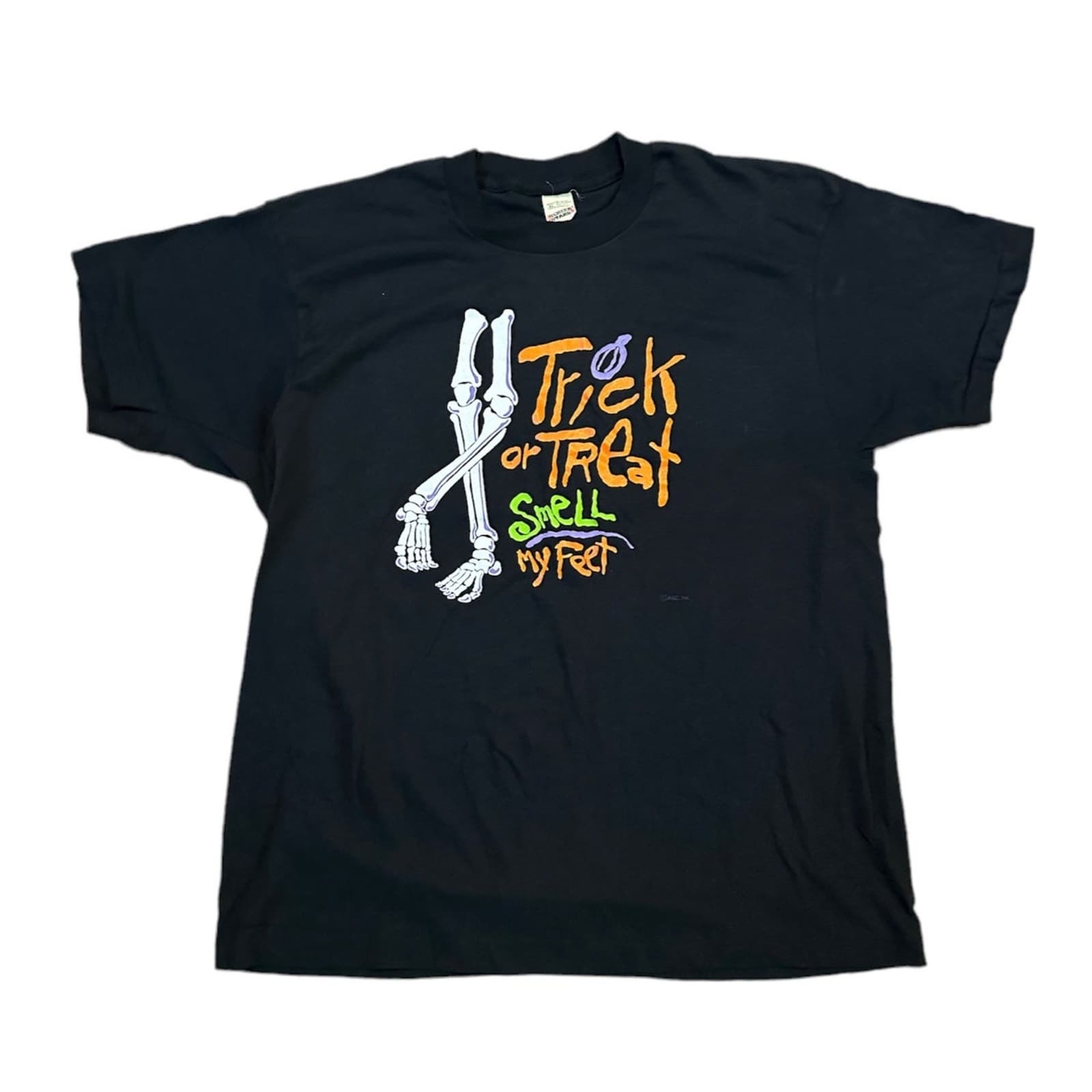 Vintage 1980s TRICK OR TREAT SMELL MY FEET HALLOWEEN T-SHIRT Horror Tee USA