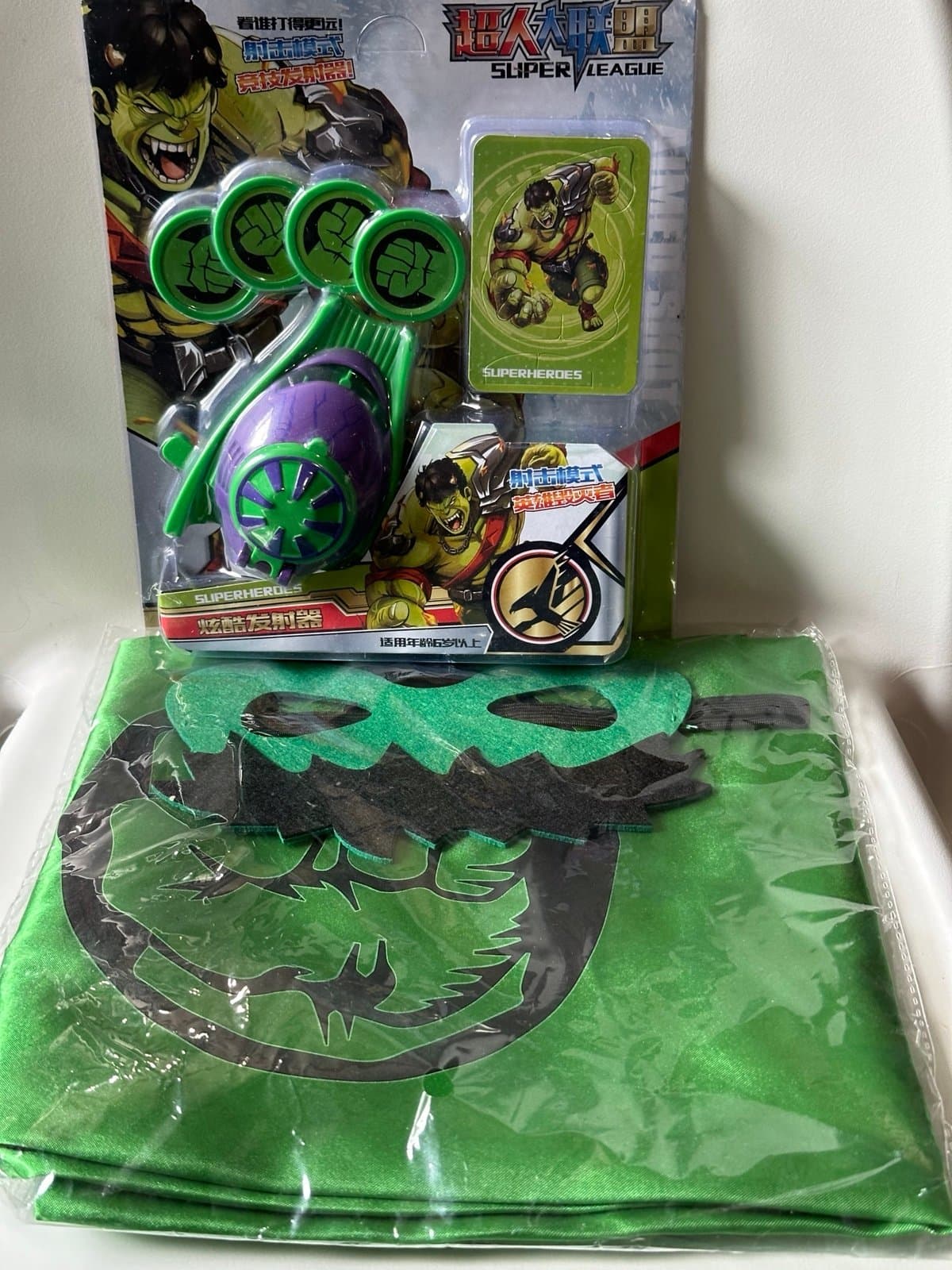 Incredible Hulk Toy and Cape w mask