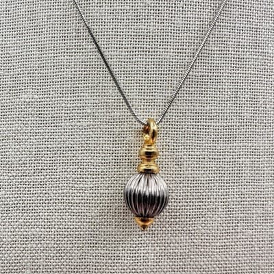 Vintage Y2K Gold/Silver Tone Snake Chain Ribbed Ball Pendant Necklace Jewelry
