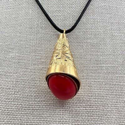 Vintage Y2K Etched Floral Cone Red Cabochon Gold Tone Necklace Women's Jewelry