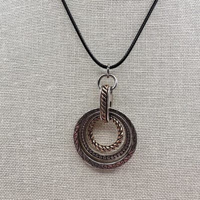 Vintage Y2K Silver/Gold Tone Textured Circle Pendant Necklace Women's Jewelry