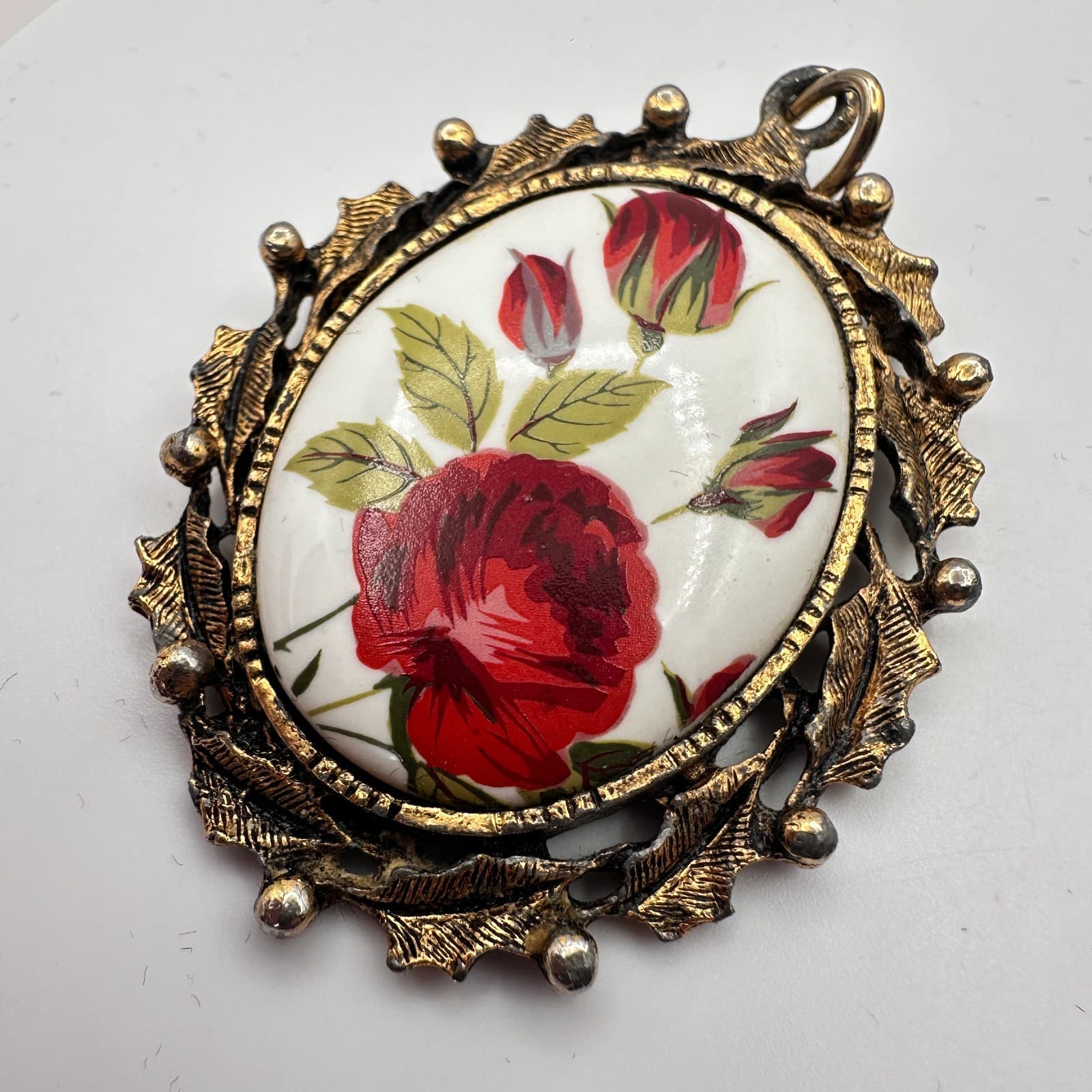 Vintage 90s Gold Tone Textured Leaf Frame Porcelain Rose Pendant Women's Jewelry
