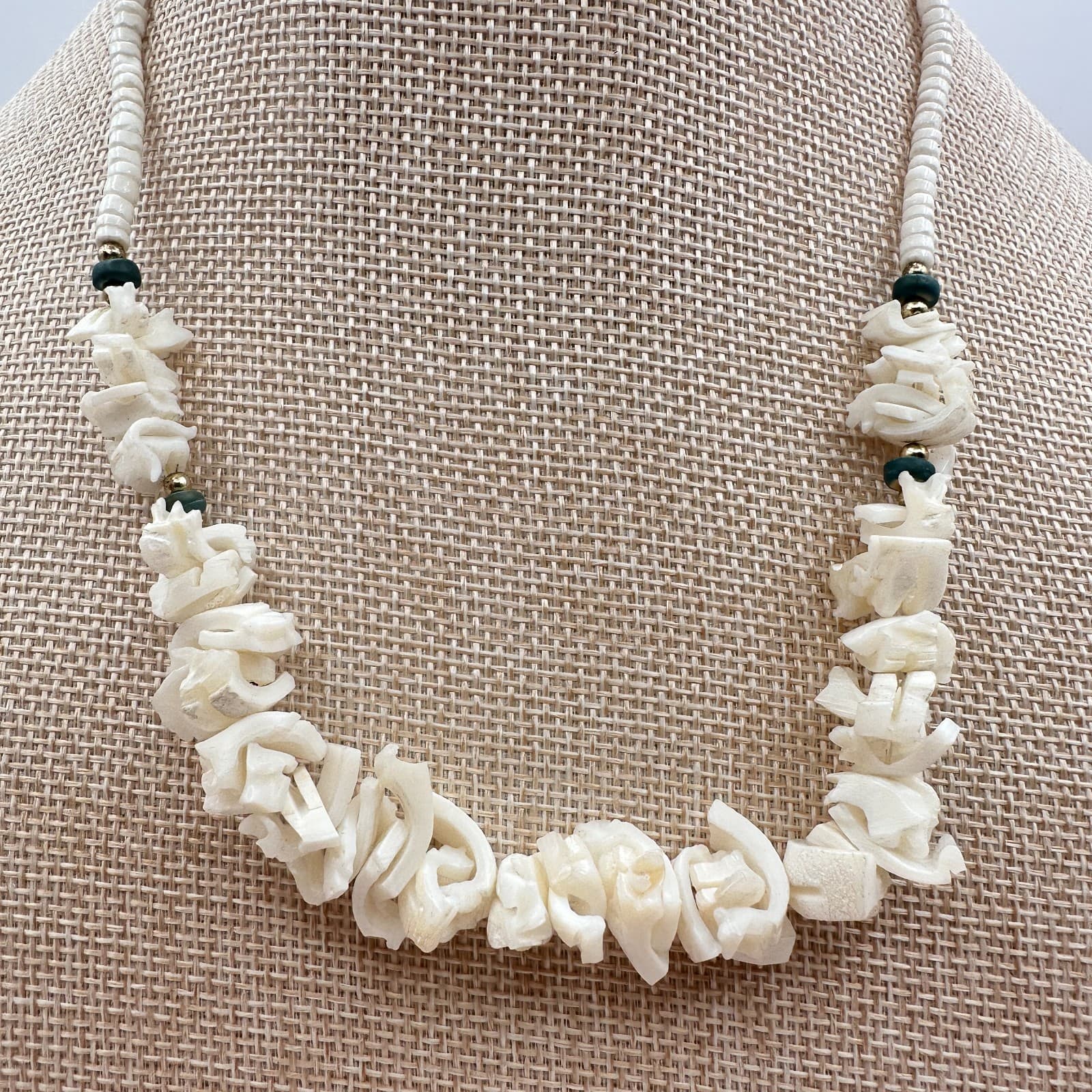 Vintage 90s White Shell Heishe Beaded Necklace Chunky Carved Fashion Jewelry Y2K