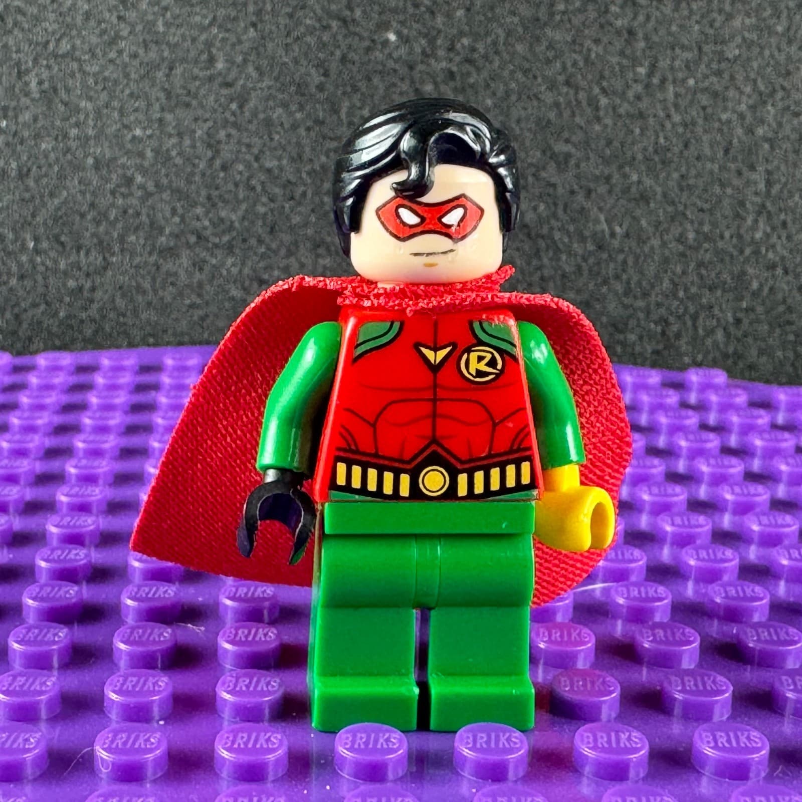 Retired LEGO® Super Heroes Robin Minifigure Red Mask Batman 2 DC 10753 sh0514