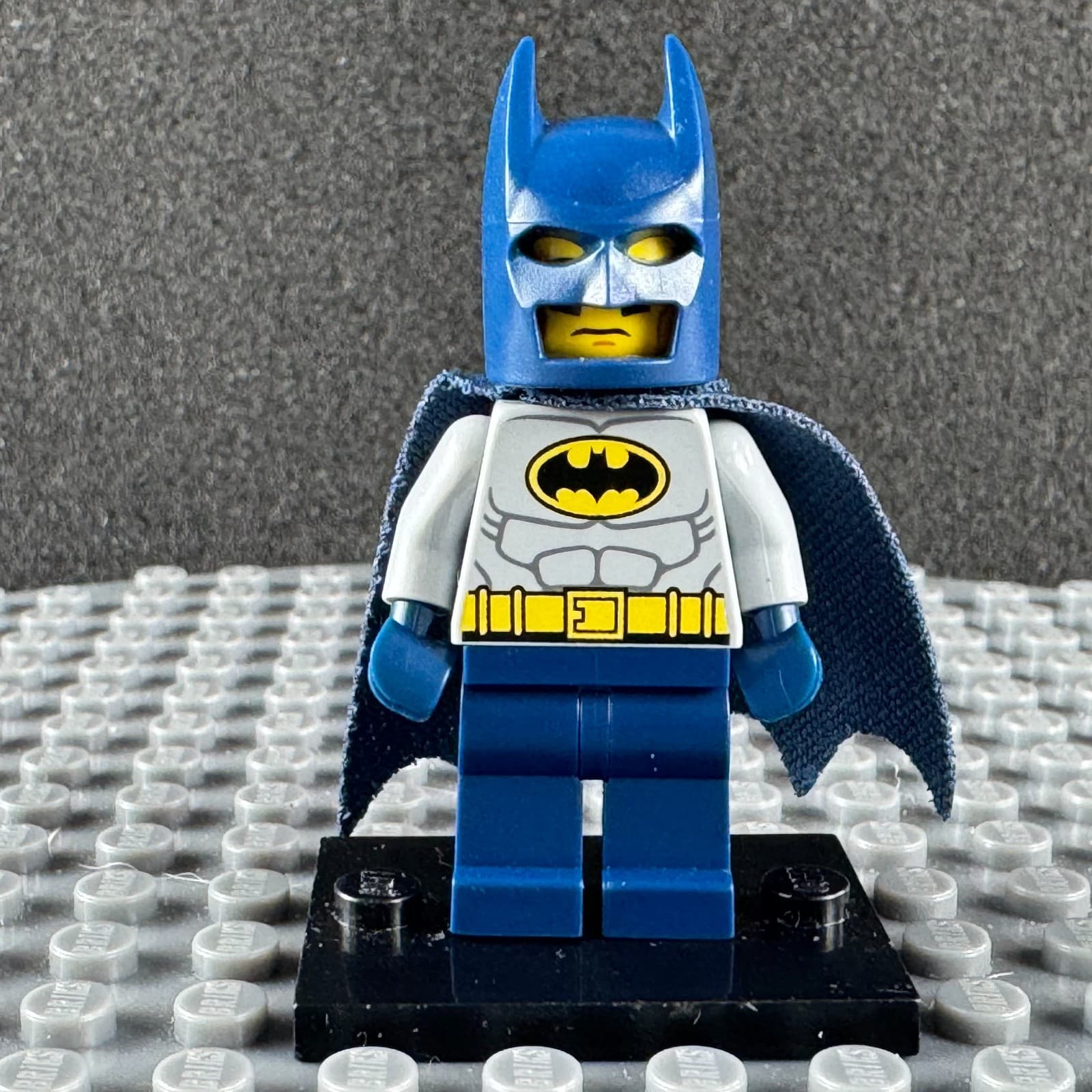 Retired LEGO DC Superhero Batman Light Bluish Gray Suit with Yellow Belt sh0025