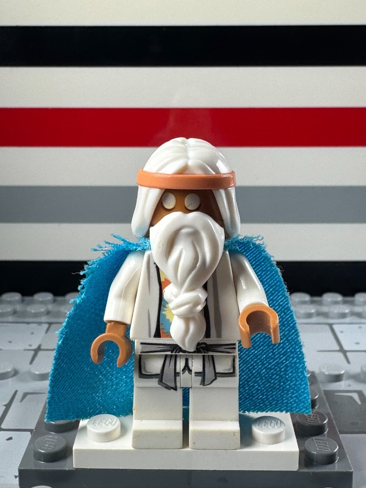 Retired The Lego Movie Vitruvius Minifigure with staff and cape tlm021 70809