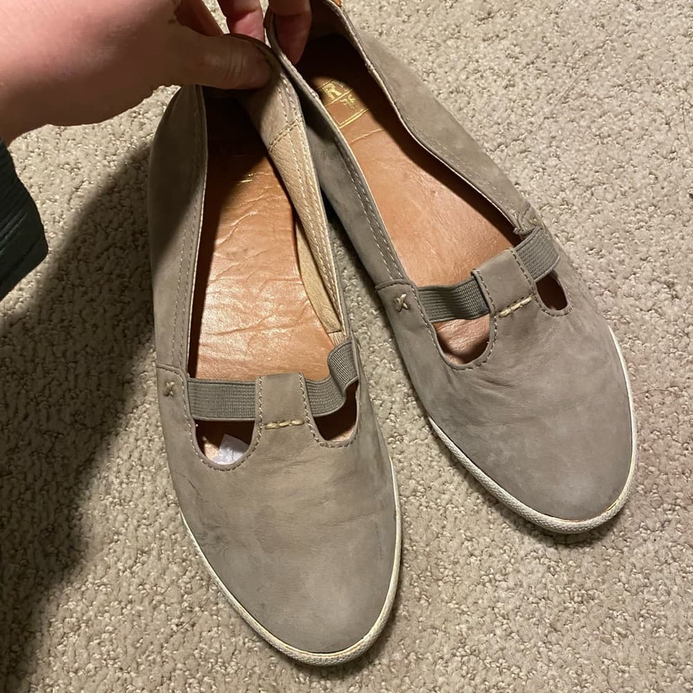Frye Melanie T strap slip on flats leather 7