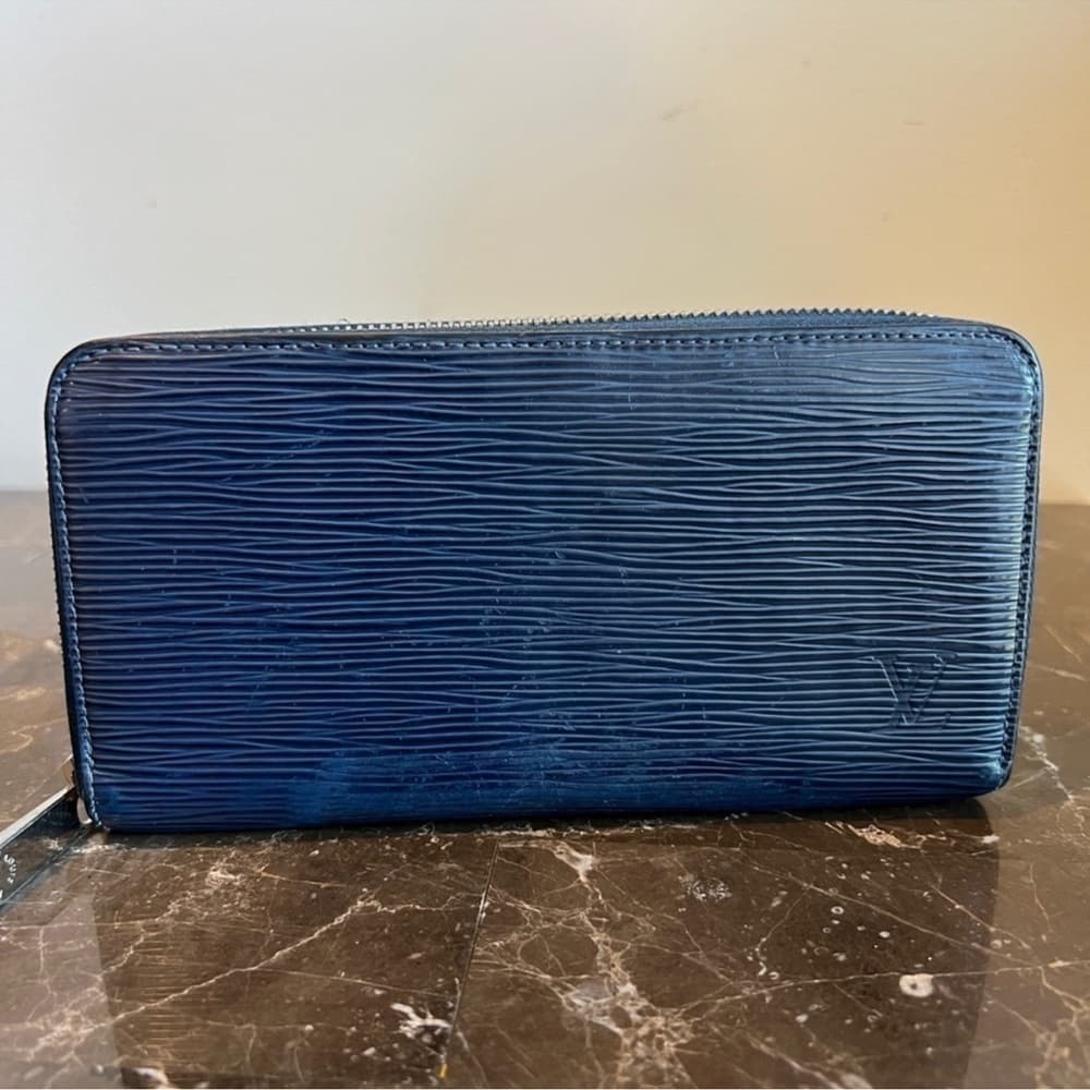 Authentic Louis Vuitton Zippy Epi leather wallet blue silver