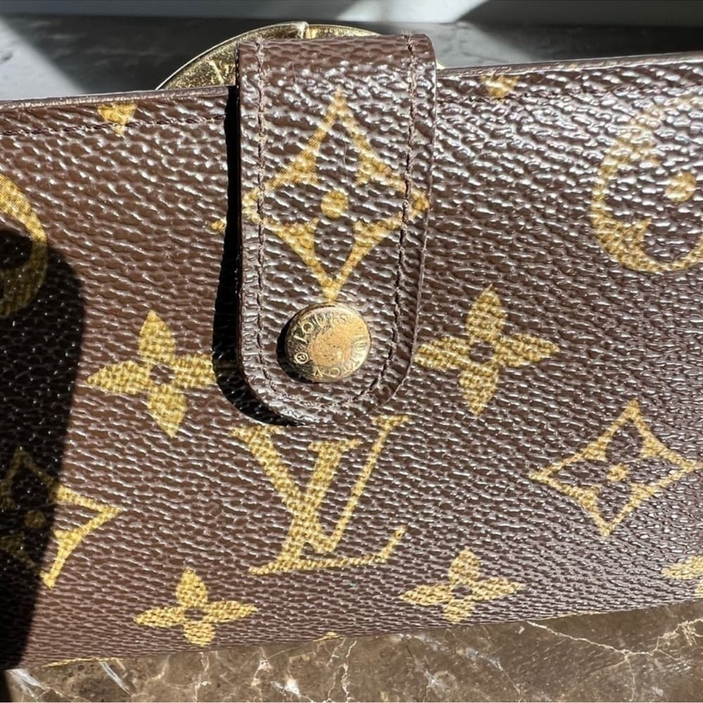 Authentic Louis Vuitton Kisslock wallet classic monogram canvas