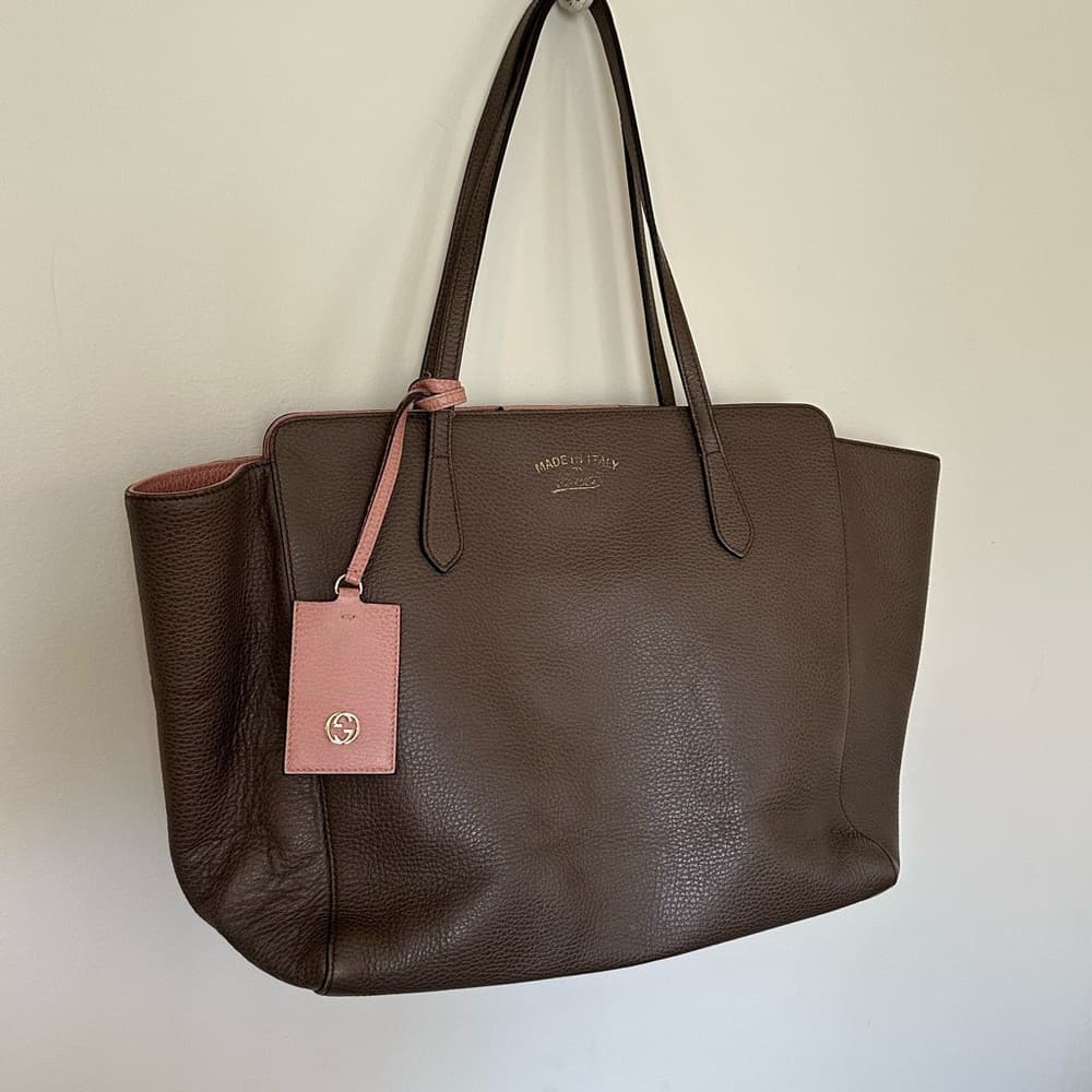 Gucci Swing Medium Pebbled Leather Tote Bag taupe pink