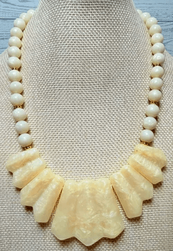 3K. 1960s Beige Swirl Lucite Necklace