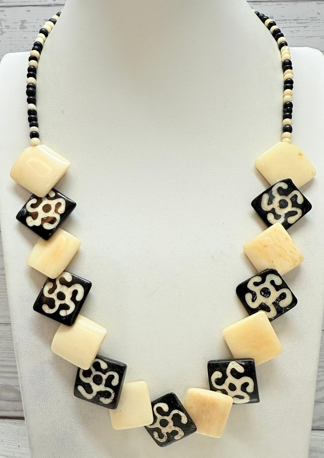 5C. Vintage 1950s African Antler Batik Design Black & White Necklace