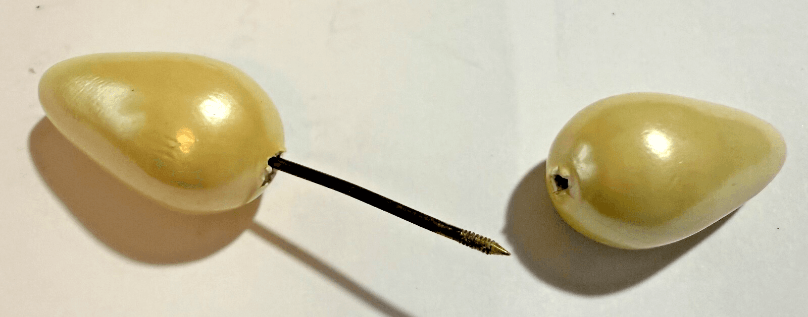 2U. Antique 1920s Beige Pearlescent Wooden Enamel Stick Pin