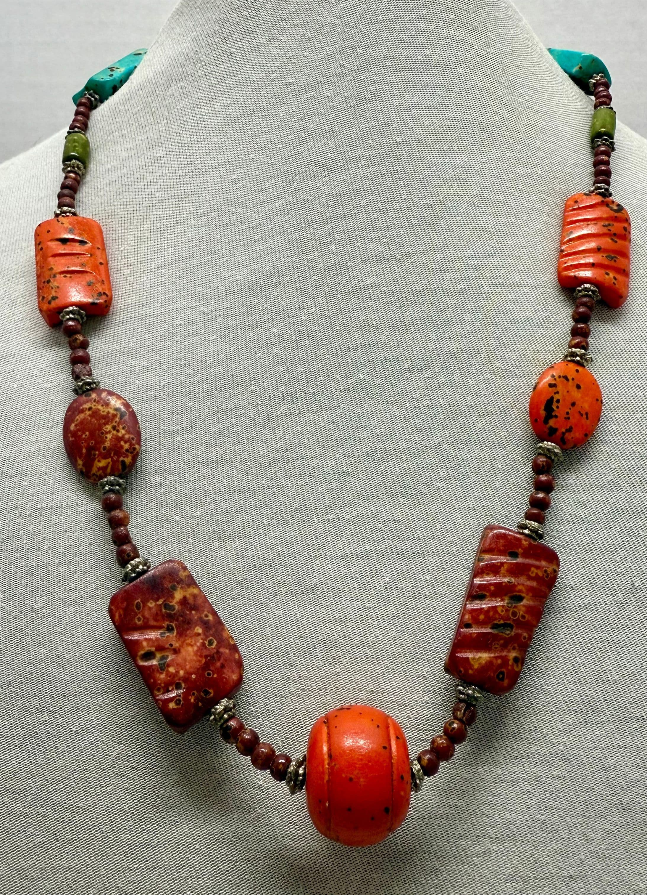 3D. Vintage 1970s Multicolor Coral Necklace with Silver Tone