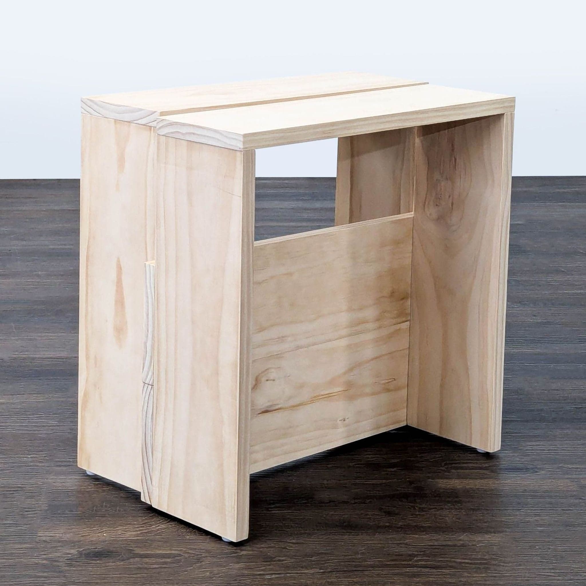 Manual Studio Stool