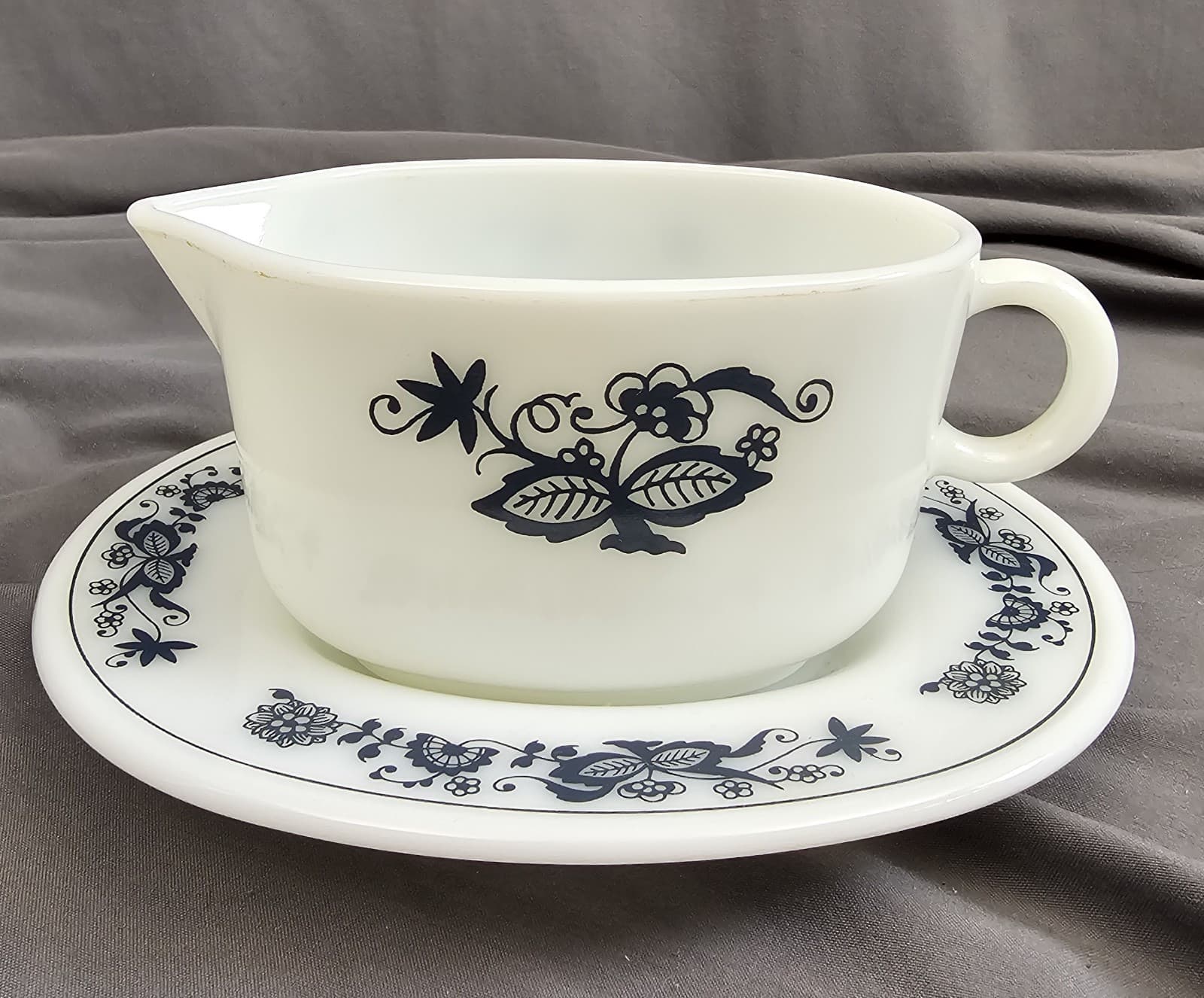 Pyrex Corningware Old Town Blue Onion Gravy Boat and Underplate Set 77-B, 77-U