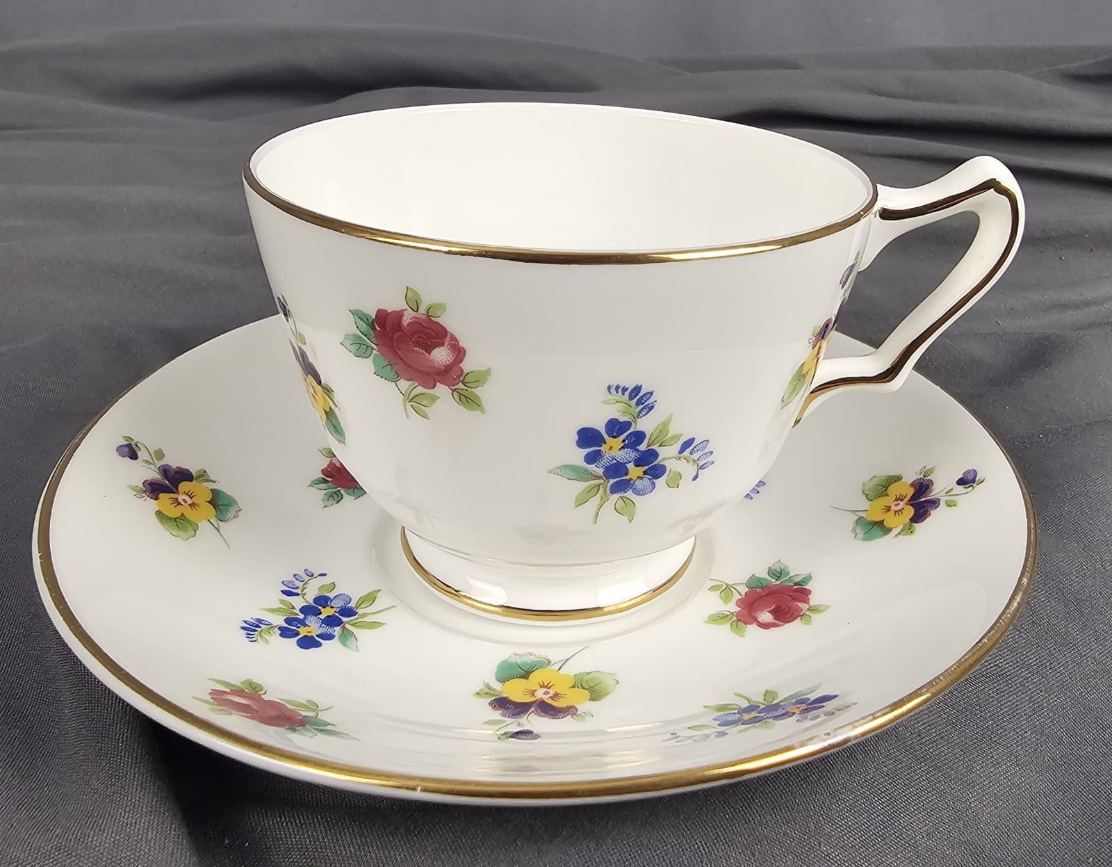 Vtg Royal Victoria Fine Bone China Teacup & Saucer Floral Rose Gold Trim England