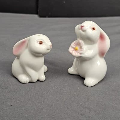 Vtg Avon Bunny Mates Salt And Pepper Shakers 1983 Easter Spring Rabbit Easter