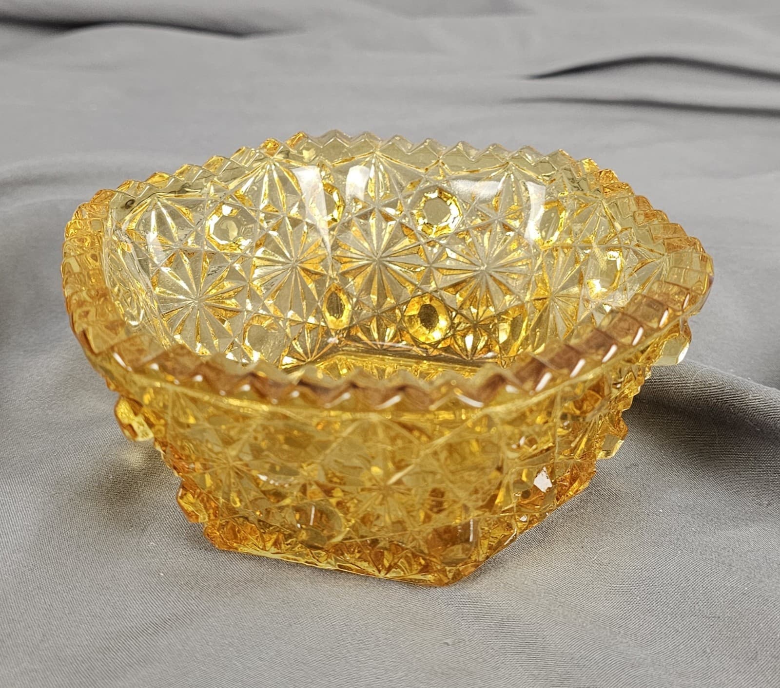 LE Smith Art Glass Daisy Button Amber Hexagon Berry Bowl Vintage Collectible