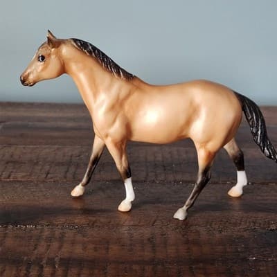 Breyer Reaves Small Horse Figurine Buckskin 3 White Socks 6" x 4"