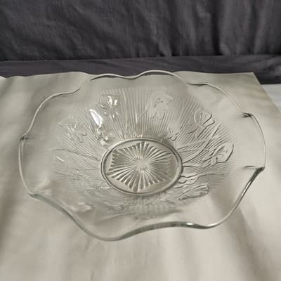Vintage 1920s Iris & Herringbone scalloped edge bowl by Jeanette Glass Company